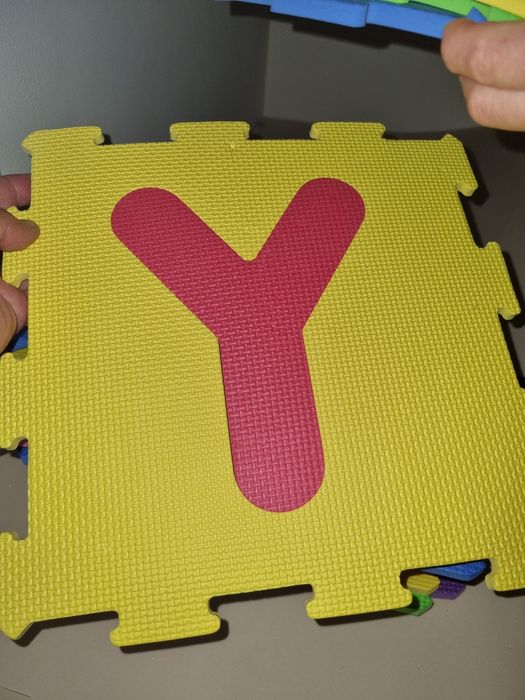 Vendo puzzle de criança