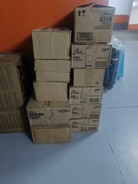 Copos , sumos diferentes novos na caixa