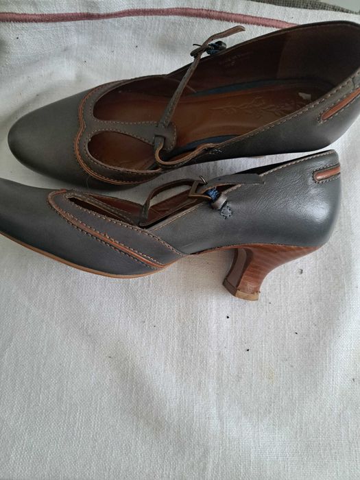 Buty Clarks szare r 39