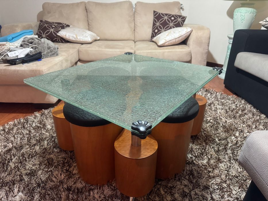 Mesa de Centro em Vidro com Puffs Integrados