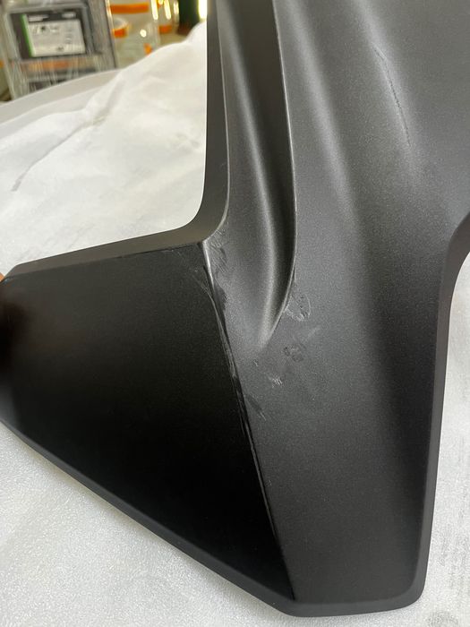 Painel frontal direito de uma Honda Forza 2023