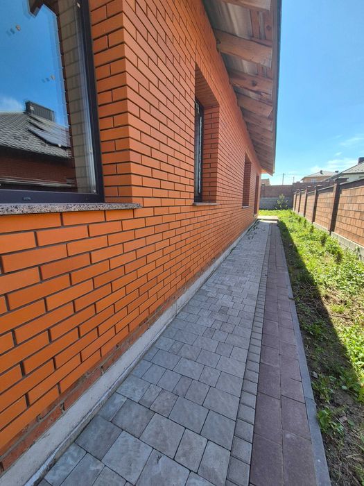 √ Продаж сучасного будинку з гаражем та ділянкою 7 сот