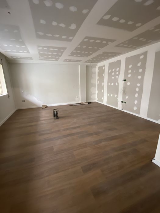 Trabalhos em Pladur, barramento, pintura e flutuante.