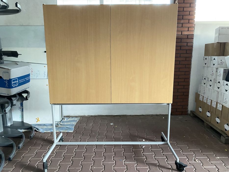 Tablica magnetyczna suchościeralna tablica na kółkach z ekranem