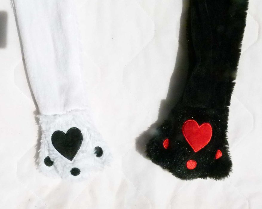 Chapéu monstro preto e branco com patas penduradas