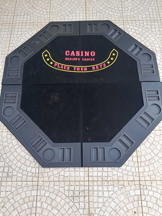 Mesa de poker e fichas