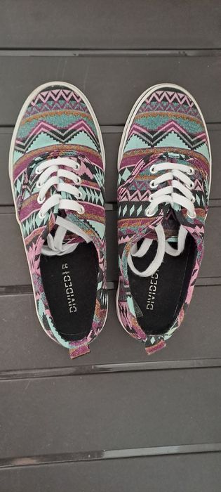 Kolorowe trampki Divided