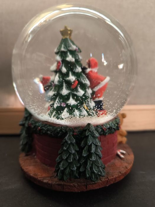 Bola de Neve Natal e caixa musica com Pai Natal e Árvore.
Adorável bol