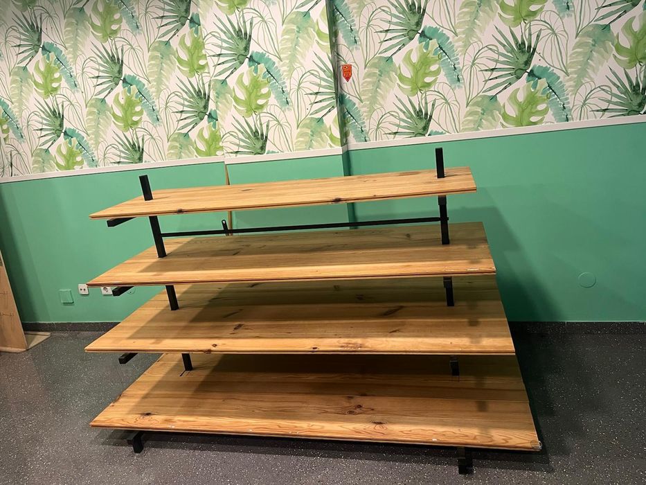 Estante em pirâmide com 4 prateleiras