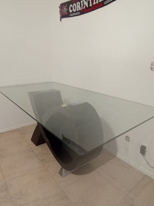 Mesa com tampo resistente de vidro