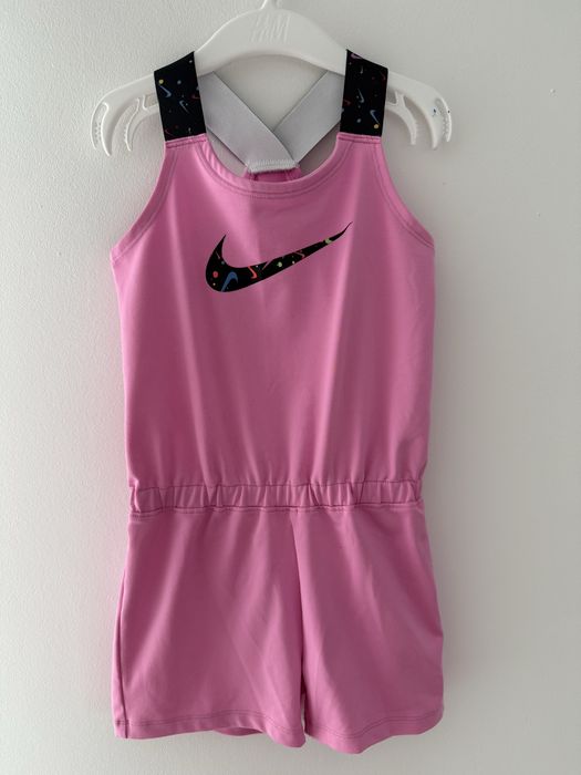 Krótki kombinezon Nike dla dziewczynki rozmiar 98-104