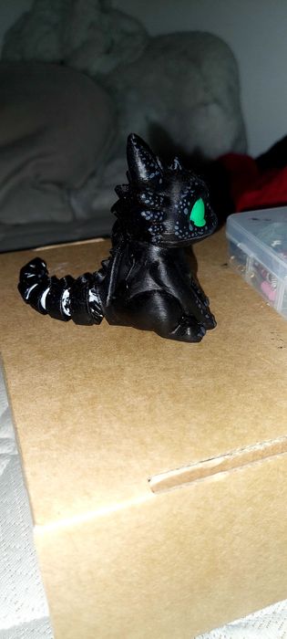 Boneco dragão com cauda articulada