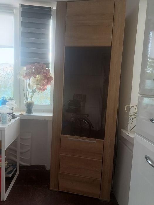 Witryna wysoka z polkami