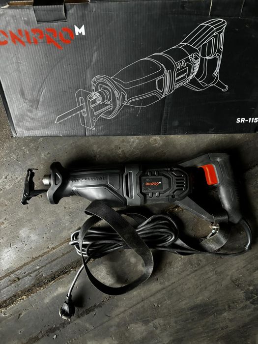 Пила сабельная электро . Новая .