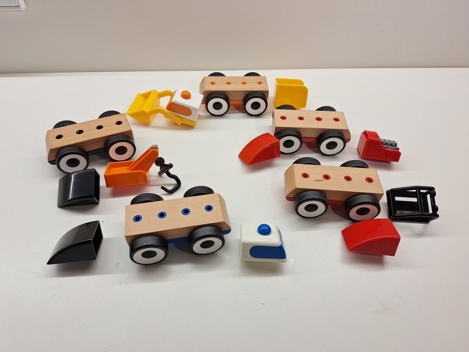 Garagem com carrinhos de brincar