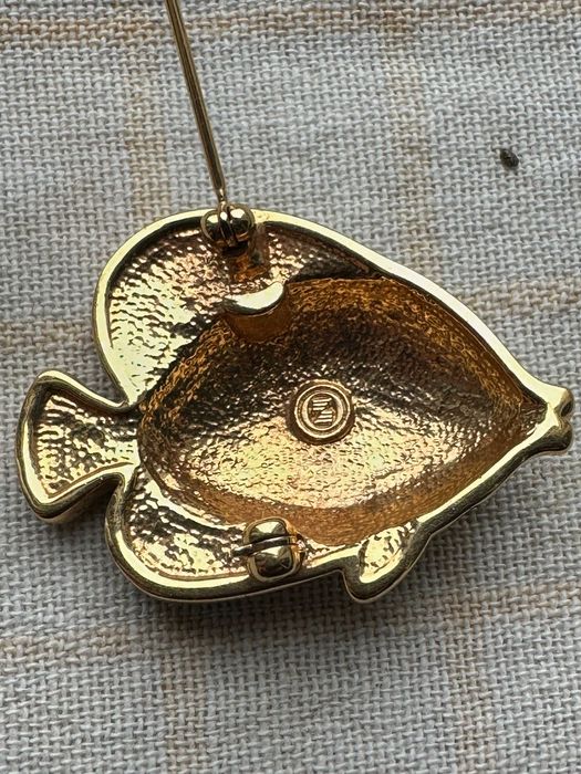 Piękna broszka „rybka” z emalią – Zepter (Fish Brooch).