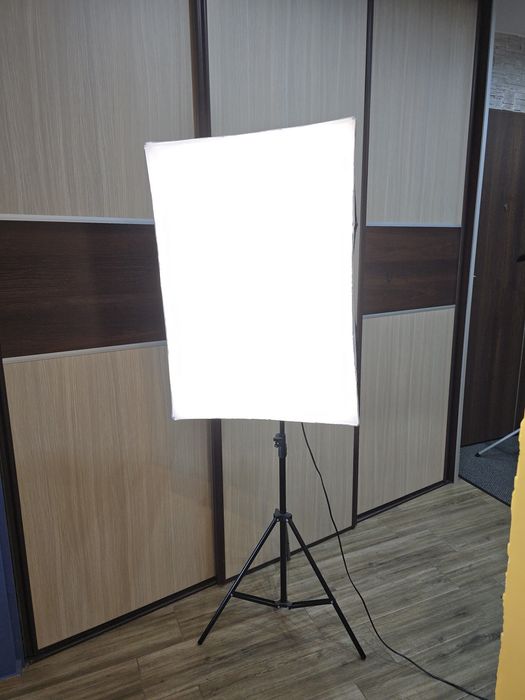 Softbox zestaw studyjny  Aptel – lampa + statyw + żarówka LED