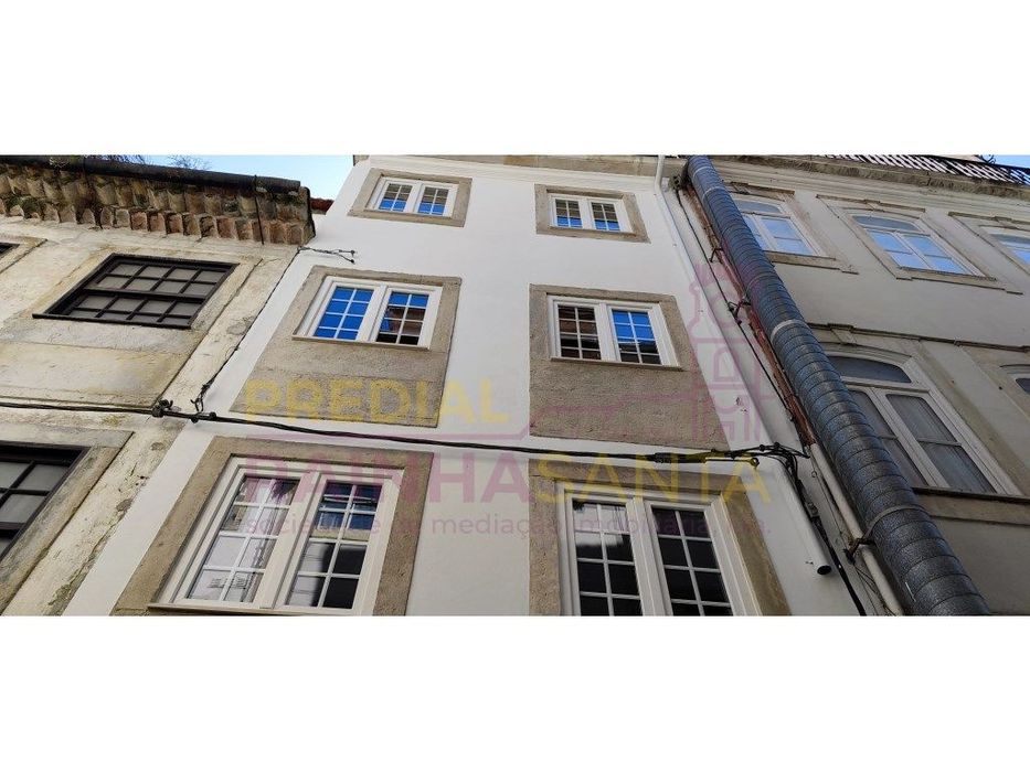 Prédio em reconstrução com 5 apartamentos T!