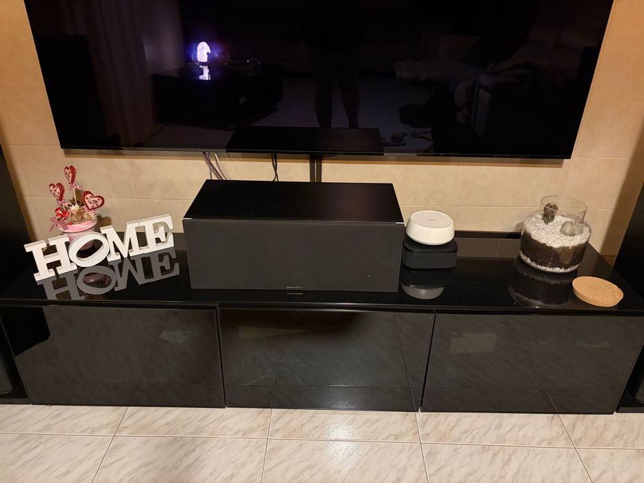 Móvel IKEA preto em vidro