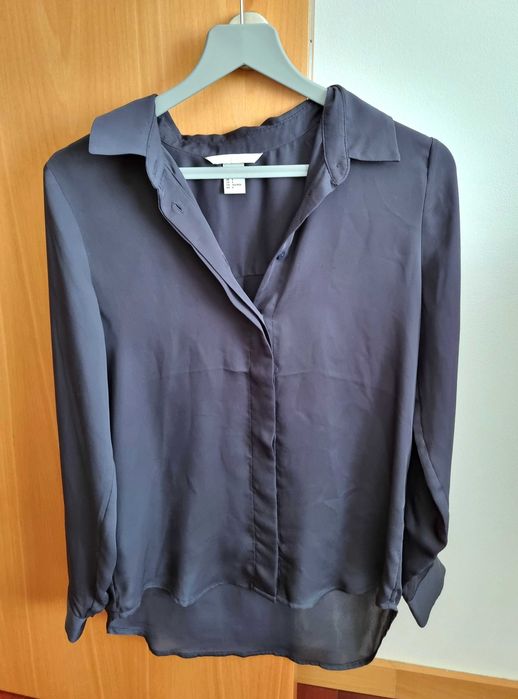 Camisa azul escura fluida H&M, tamanho 34