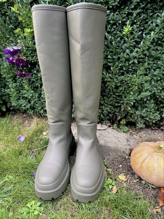 Трендові високі чоботи-ботфорти, гумові чоботи Zara Rubberized Boots (колір хакі, оригінал)-40р