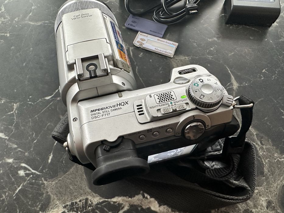 Aparat fotograficzny SONY DSC-F717