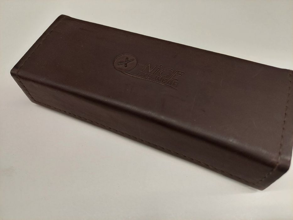Składane brązowe etui na okulary