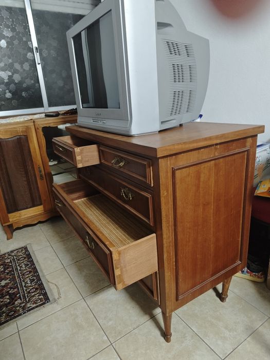 Cómoda antiga em bom estado