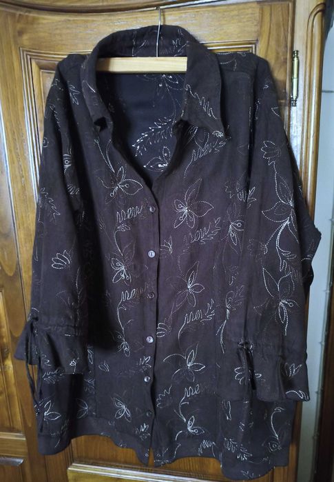 Camisa castanha com desenhos bordados a dourado, tam 50