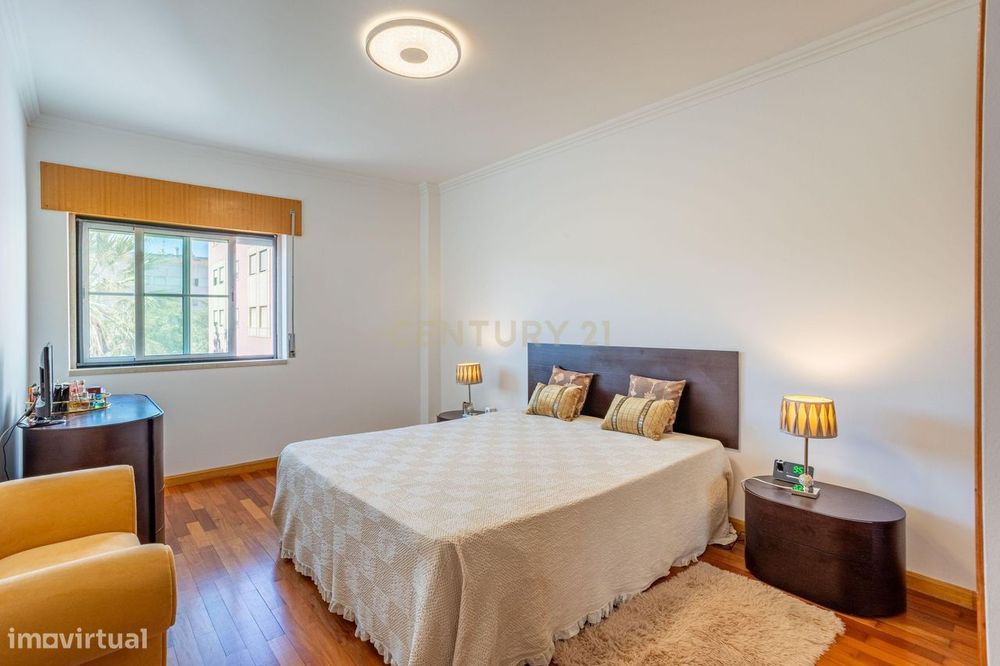 Apartamento T3 em Prior Velho com garagem