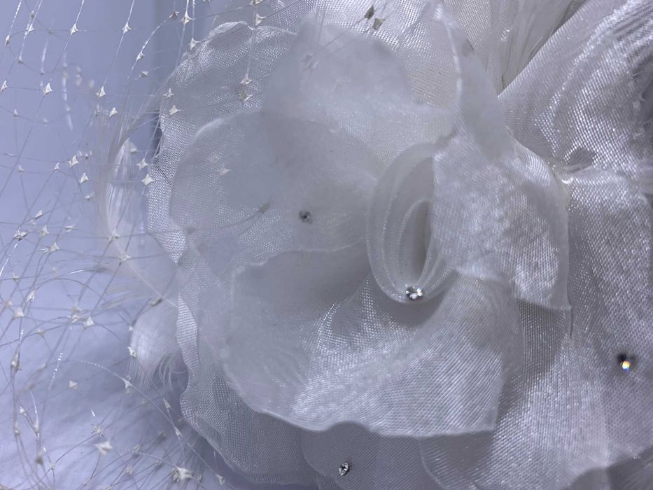 nowy biały fascynator ślubny średni kwiat piórka kryształki woalka