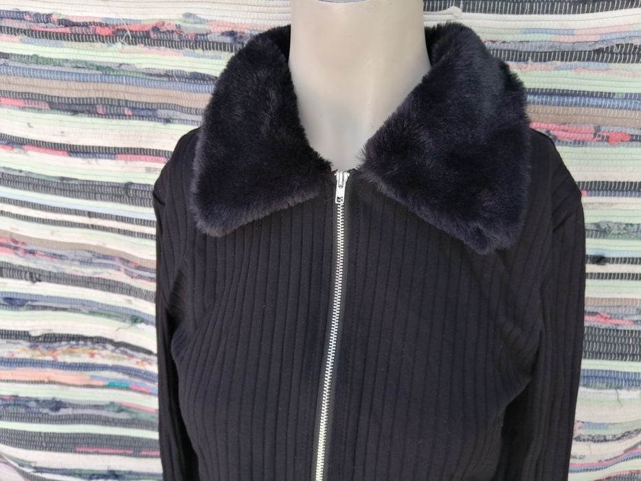 Casaco preto, barriga a mostra