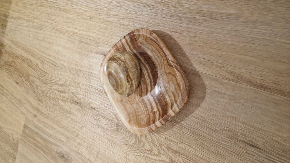 Przycisk kamienny do papieru z podstawą