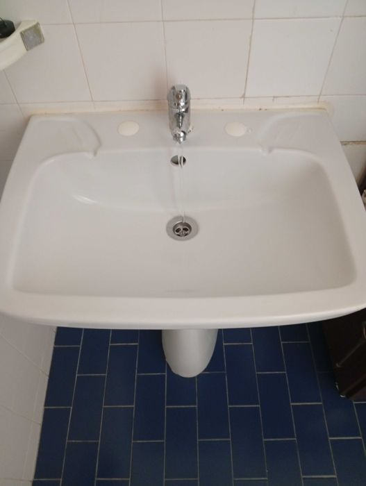 Lavatório, 80cm altura, 60cm largura com torneira água quente e fria.