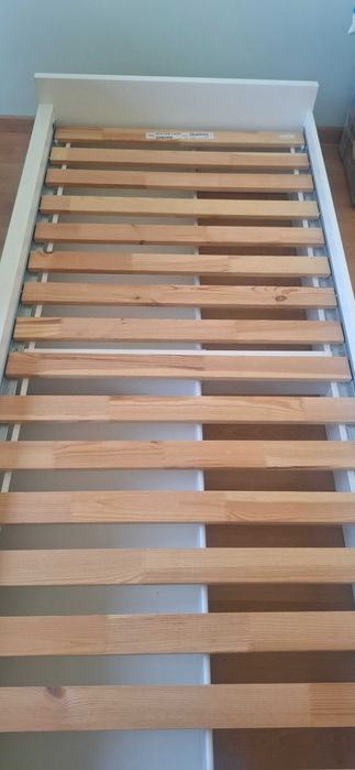 Cama de um corpo com gavetas de arrumação (muito bom estado)