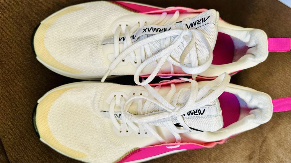 Продаю кросовки  Nike Air Max Bella  40.5 26см
