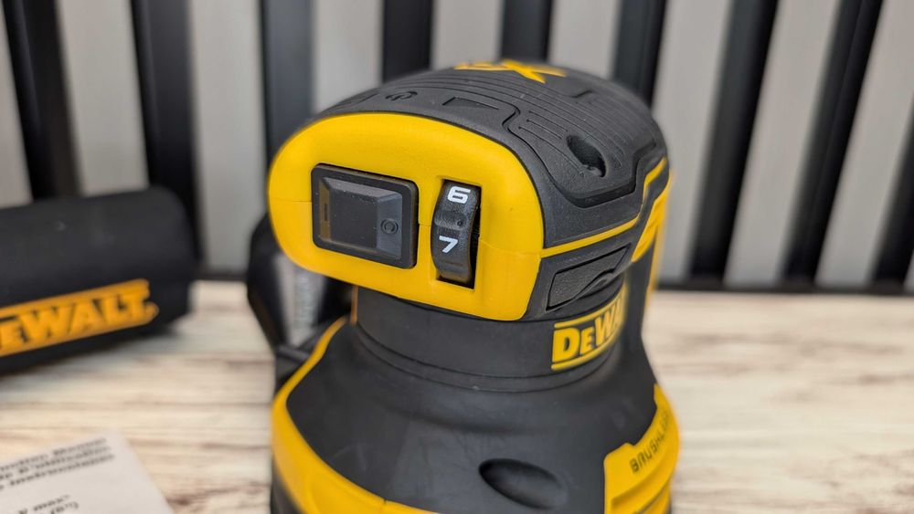 Єксцентрикова акумуляторна шліфмашина DEWALT DCW210 20V