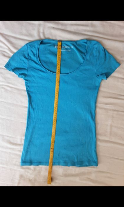 Gładka jasnoniebieska rozciągliwa koszulka z krótkim rękawem