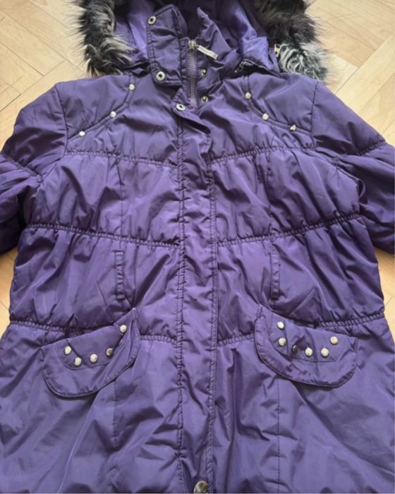 kurtka z ćwiekami i futrzanym kapturem