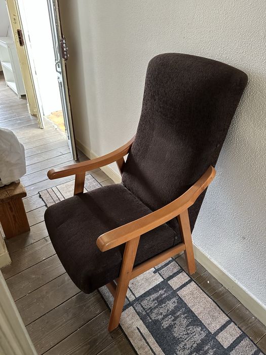 Cadeirão castanho em madeira resistente