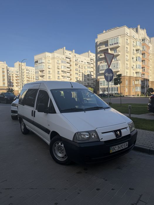 Продм хорошу мсімейну машинку