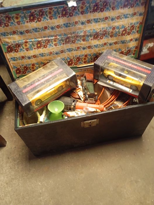 Vendo esta caixa com bricedos antigo