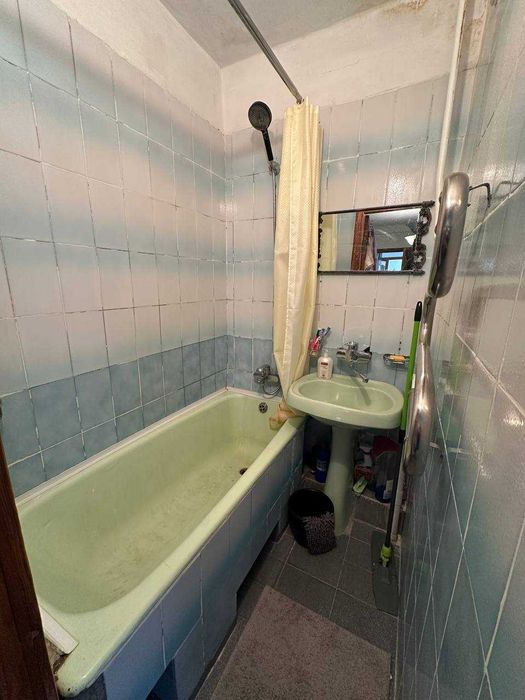 Продам трикімнатну квартиру в жилому стані (чешка), метро Нивки 5-7 хвилин, ДЕРЖПРОГРАМИ