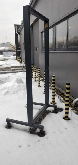 Solidny stojak, ekspozytor, rama na kółkach