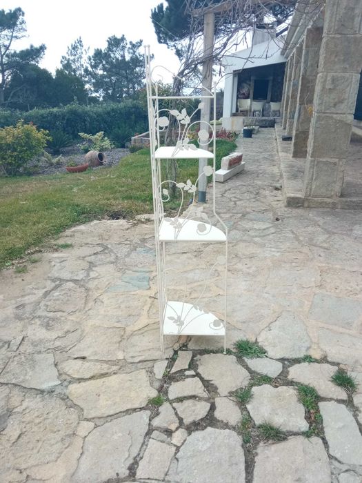 Estantes de cantos, bom estado