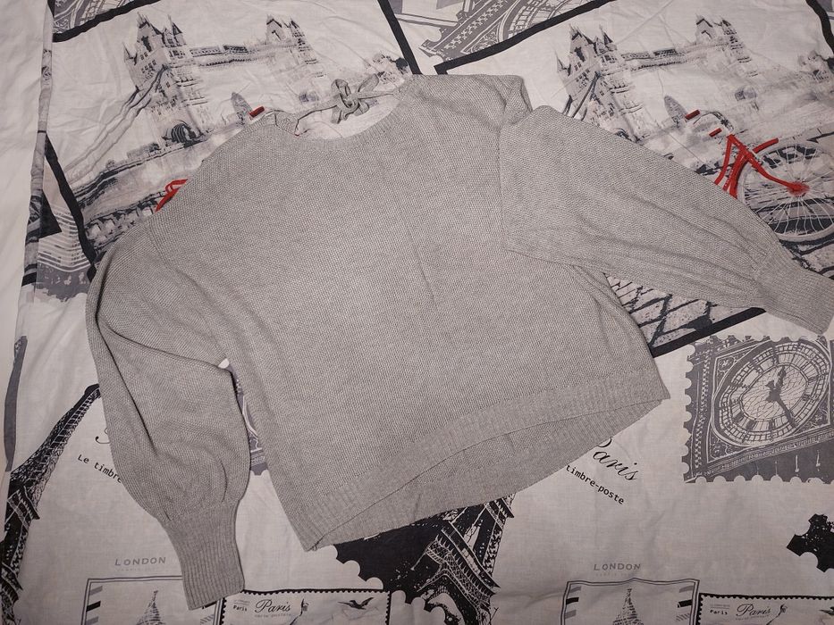 Кофта з вирізом на спині