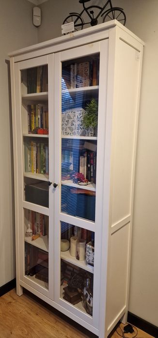 Biała witryna IKEA HEMNES – lite drewno