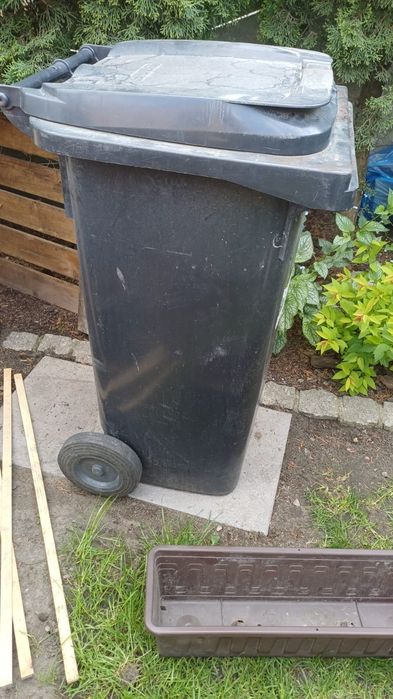 Kosz ma smieci czarny