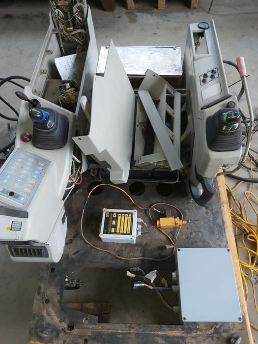 Elementy kabiny Liebherr 904, wiązka, joystick - części