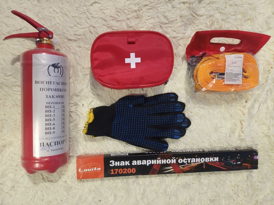 Гарний подарунок автомобілісту. Автонабір в авто.